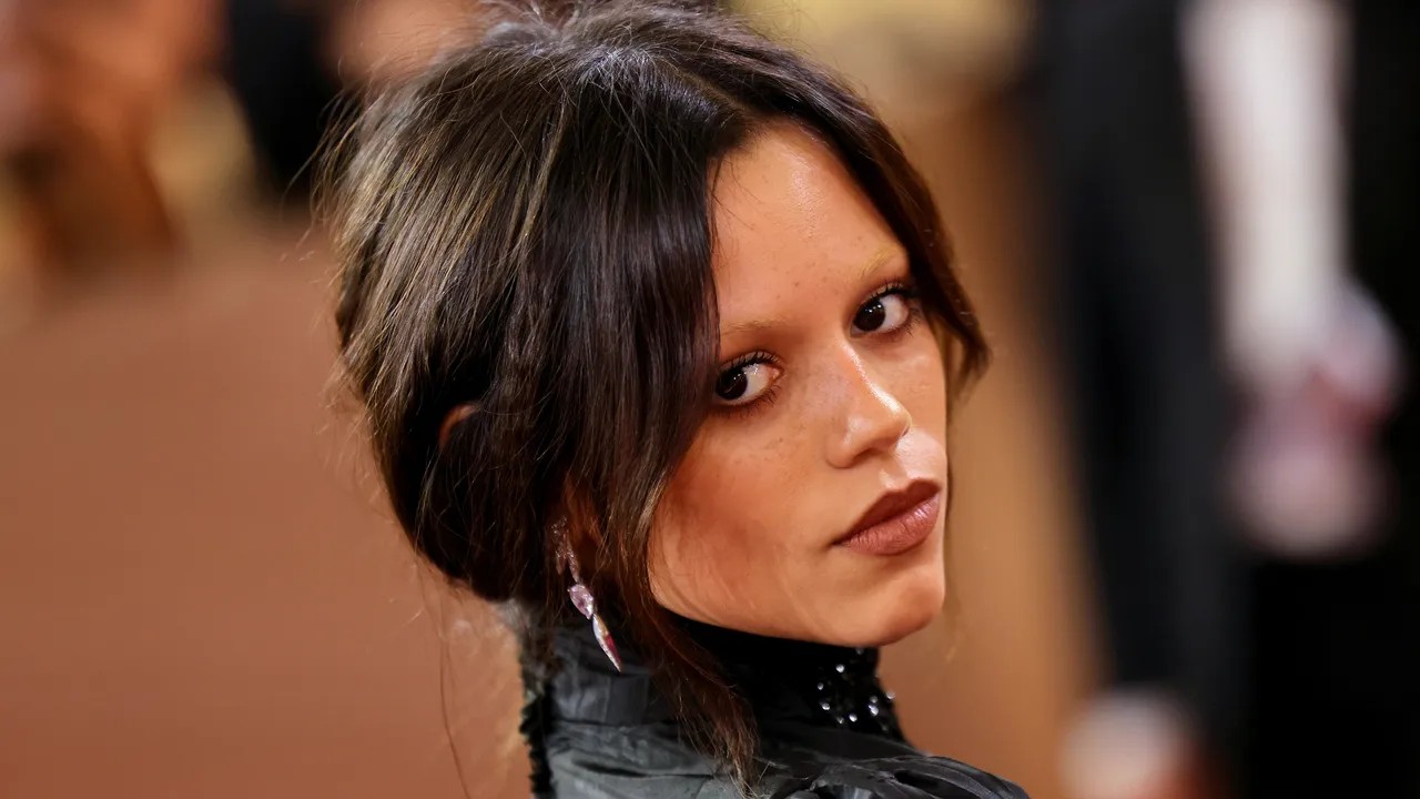 Jenna Ortega at the 2026 Actor Awards, makeup by Mélanie Inglessis