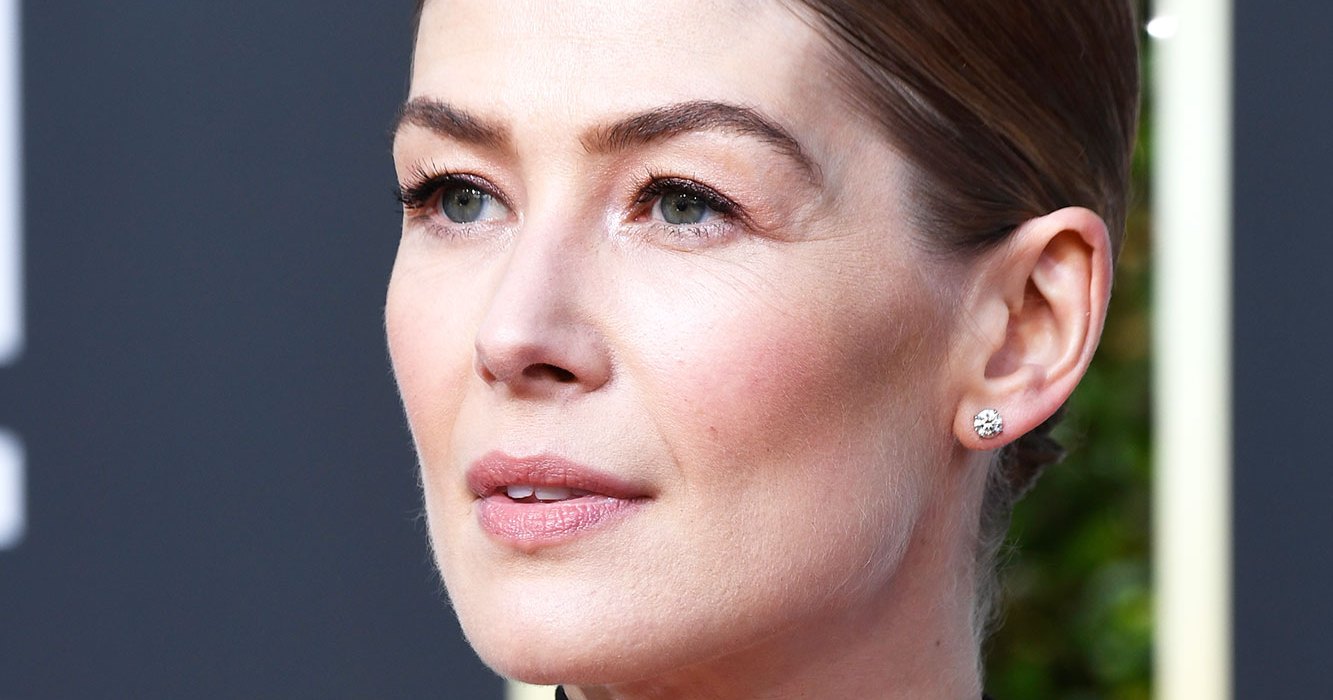 Rosamund Pike at the 2019 Golden Globes, makeup by Mélanie Inglessis