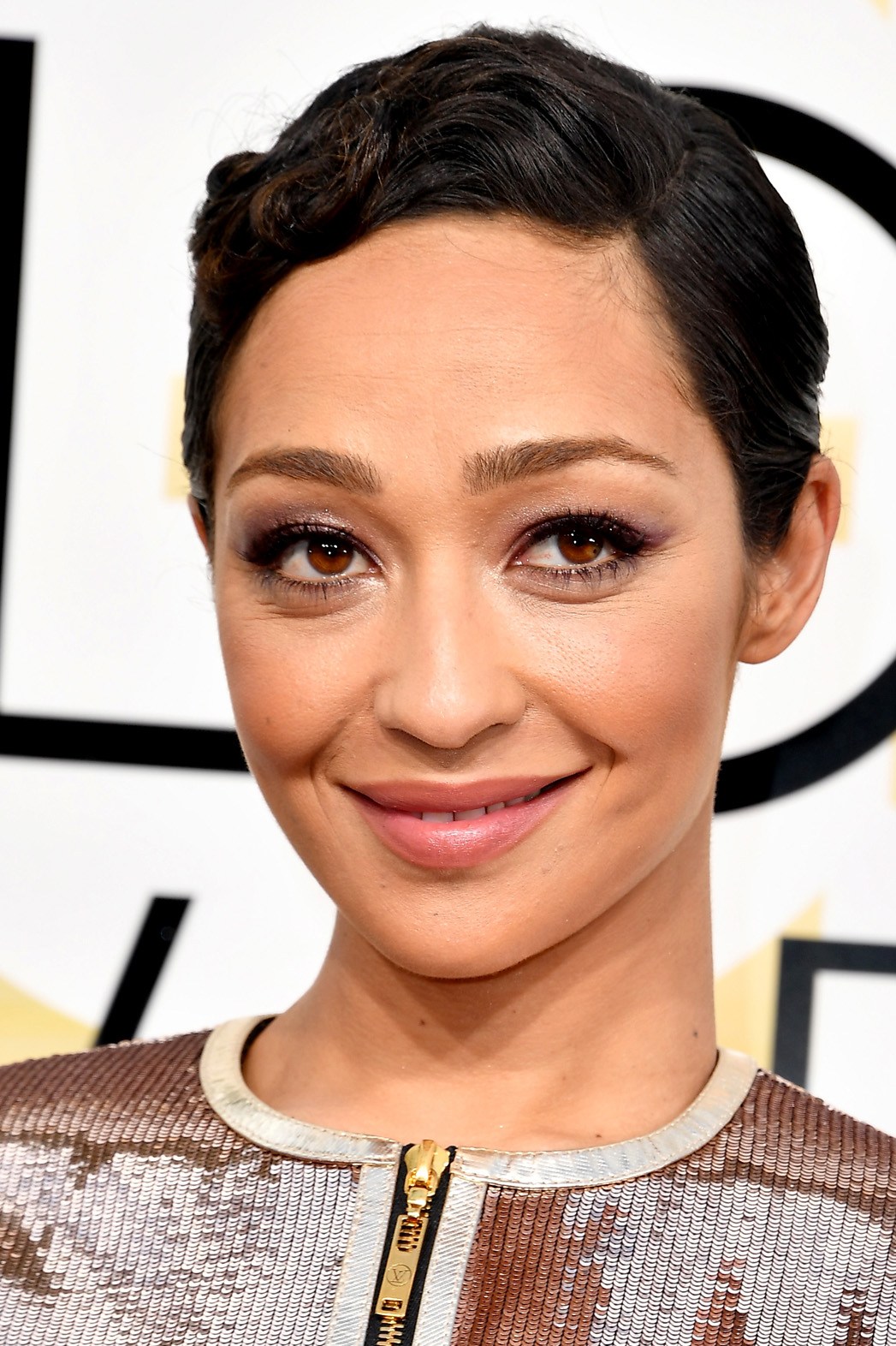 Ruth Negga at the 2017 Golden Globes, makeup by Mélanie Inglessis