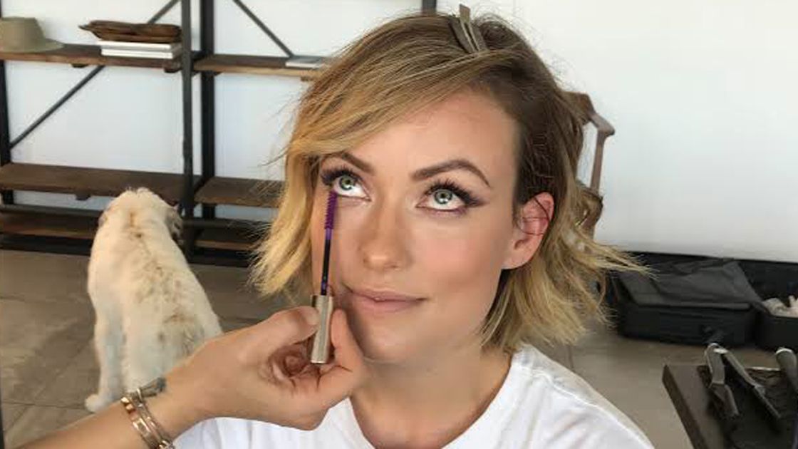 Olivia Wilde getting ready for the Vanity Fair Oscars after party, makeup by Mélanie Inglessis